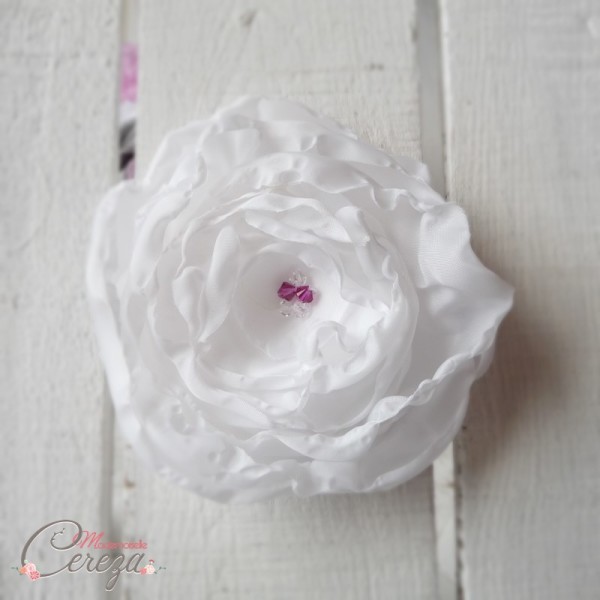 broche-fleur-blanche-touches-rose-fuchsia-melle-cereza-deco-1